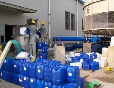 化學(xué)清洗操作工正在加藥